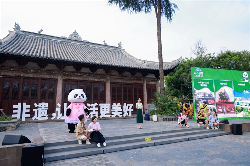 “花局”与市民游客互动。主办方供图