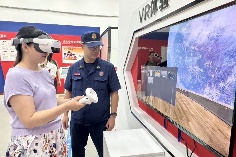VR火灾逃生体验。四川赋能兴川教育科技研究院供图