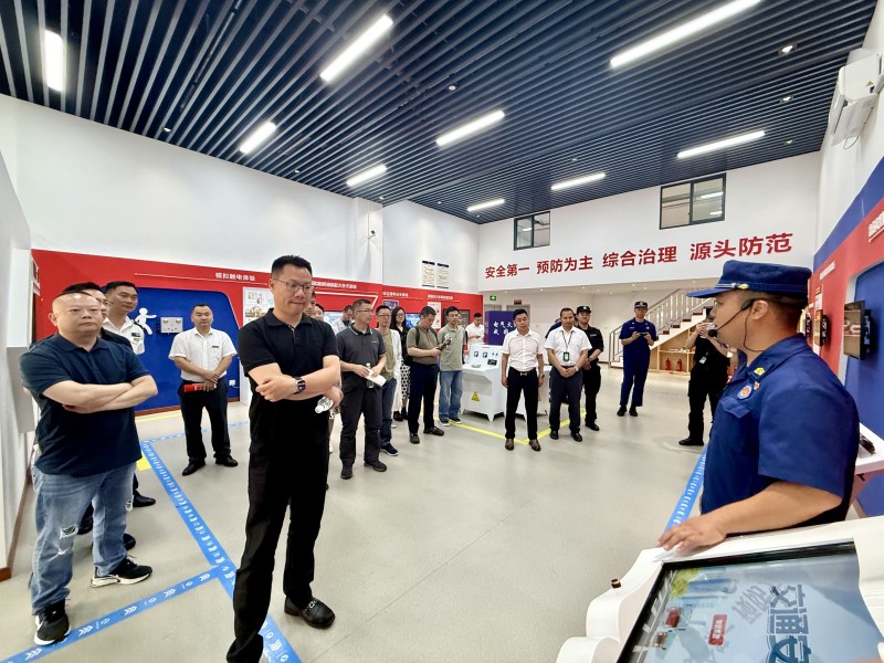 正在黄田坝街道城市安全（消防）体验馆参观学习。四川赋能兴川教育科技研究院供图