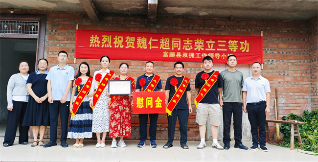 为立功受奖现役军人家庭送喜报。富顺县退役军人事务局供图