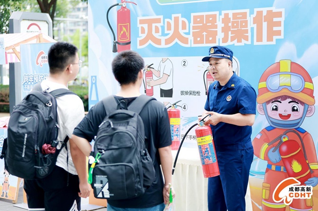 消防体验区内，群众学习火灾初期处置方法。活动方供图