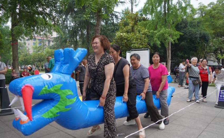 体验旱地龙舟项目。彭山区文明办供图