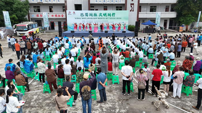 活动现场的歌舞表演。邻水融媒供图