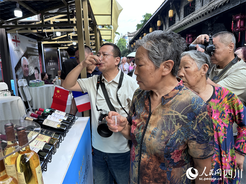 市民游客宣传品酒。人民网记者 王波摄