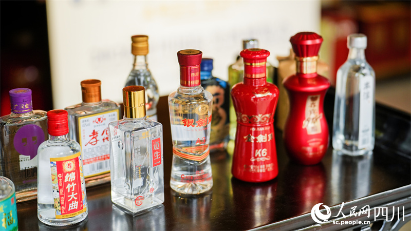 现场展出的一些老酒。人民网记者 王波摄