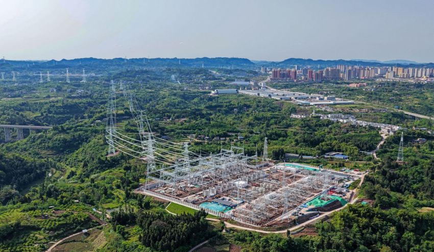 广安Ⅱ500千伏变电站全景图。康建林摄
