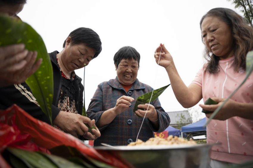 居民们体验端午节日乐趣。唐杨摄