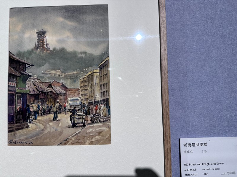 马凤岐画的老街与凤凰楼。人民网记者 王波摄