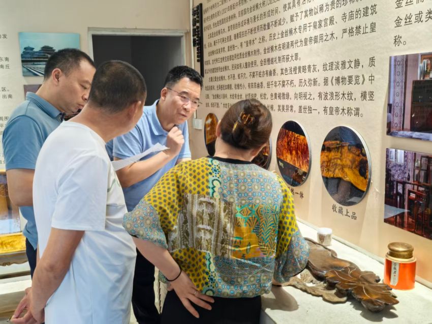 联合踏勘组就跨省全域土地综合整治进行讨论。黄智微摄