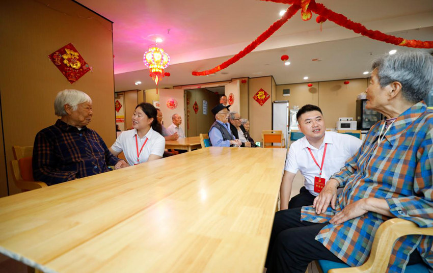 近日，顺庆区纪委监委督查人员在养老机构与老人亲切交流，了解餐食、就医等养老服务保障情况。黎涛摄