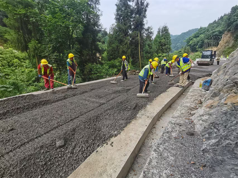 道路施工乡村。冯冰仪供图