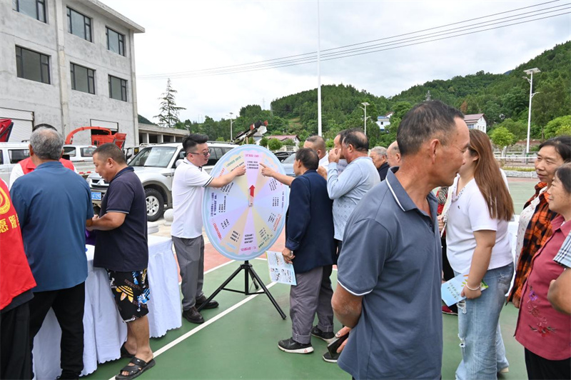 转盘答题活动。朝天区融媒体中心供图
