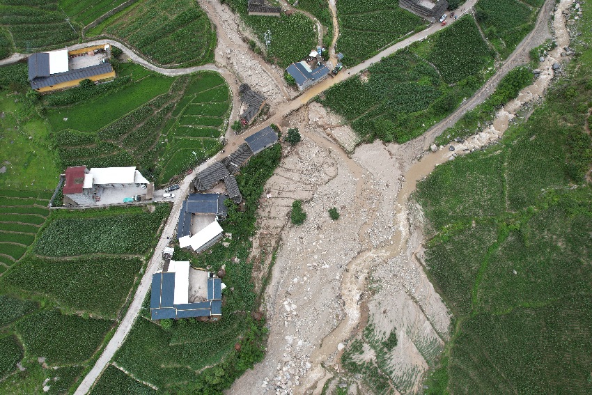 航拍凉山州冕宁县泸沽镇瓦勒拉达村白马山沟泥石流灾害现场。四川省自然资源厅供图