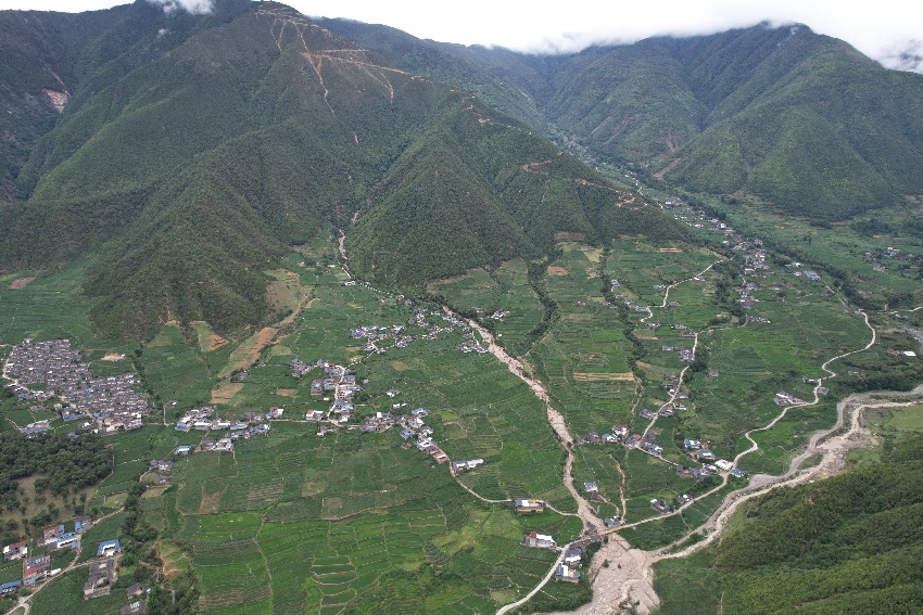 航拍凉山州冕宁县泸沽镇瓦勒拉达村白马山沟泥石流灾害现场。四川省自然资源厅供图