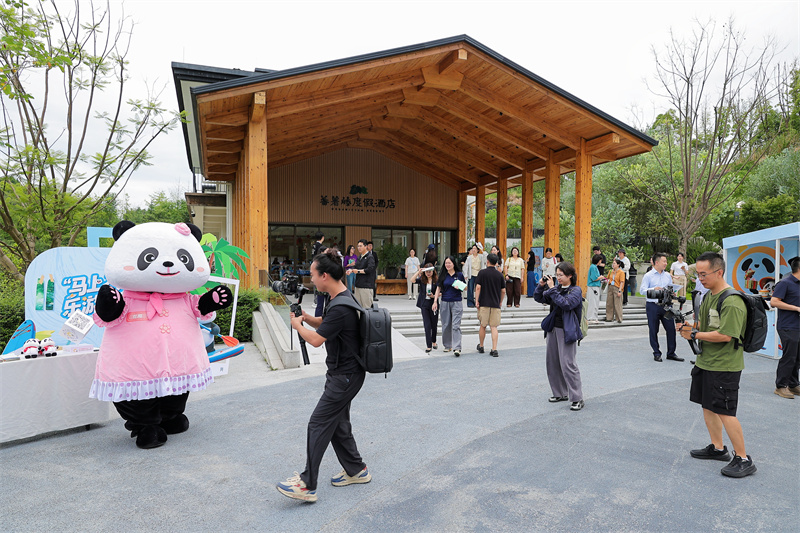 “花局”与市民游客打招呼。主办方供图