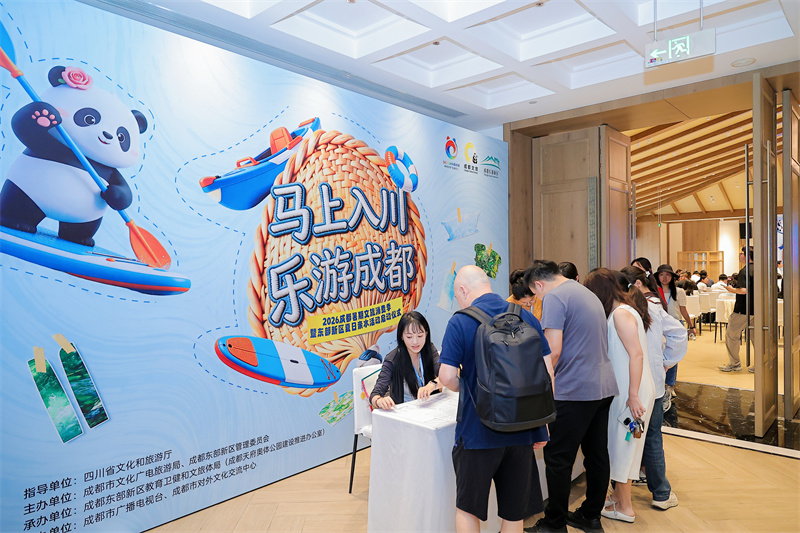 游客了解成都夏季文旅推出的相关活动。主办方供图
