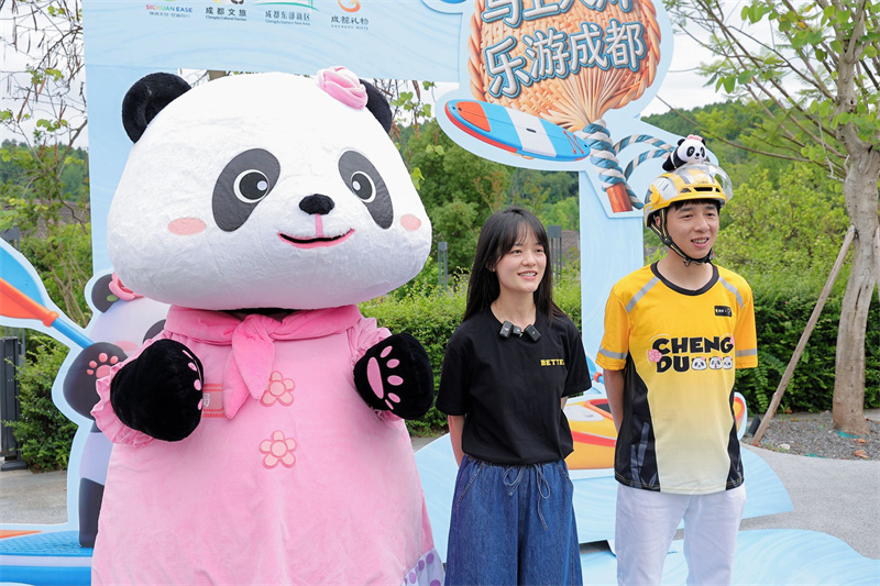 与“花局”合影。主办方供图