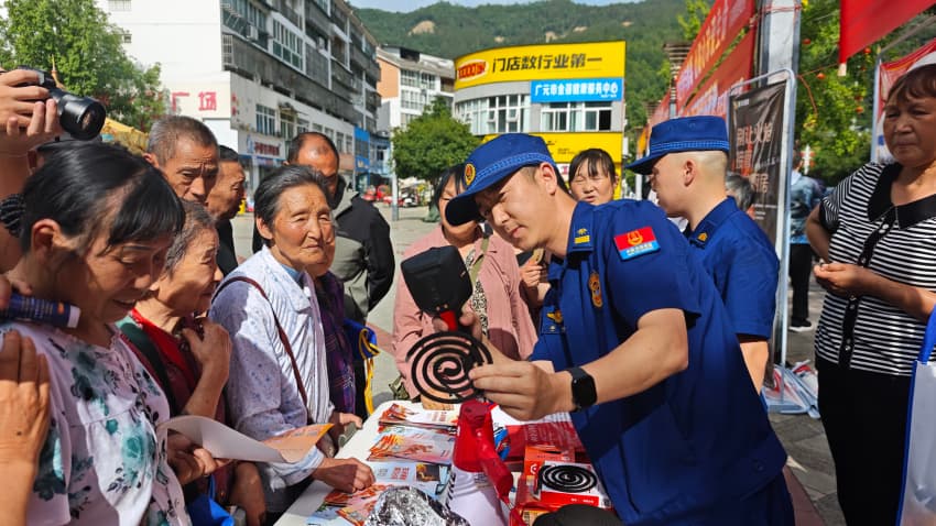 消防人员现场讲解。广元市消防救援局供图