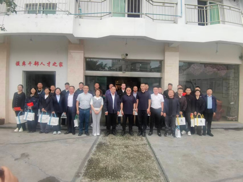 看望慰问旌阳区第五批援彝干部职工。陆立林供图