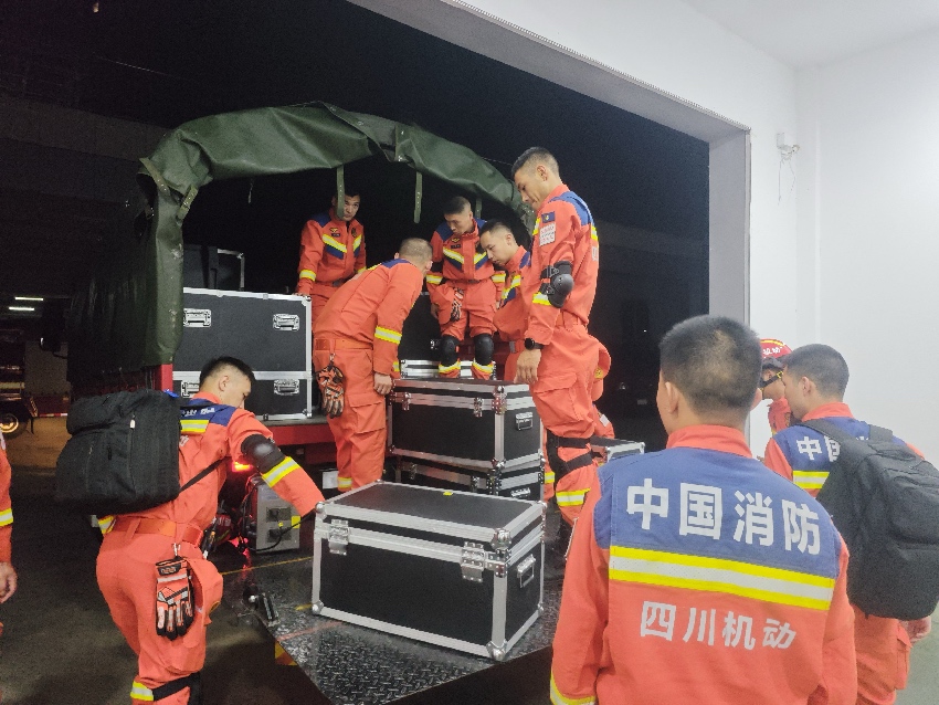 装载物资。四川消防救援机动总队供图