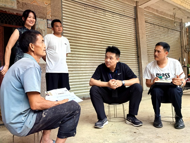 盐源县纪检监察干部深入群众家中走访，面对面收集群众诉求。唐帅摄