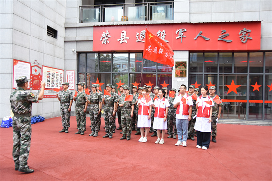 唱红歌。荣县退役军人事务局供图