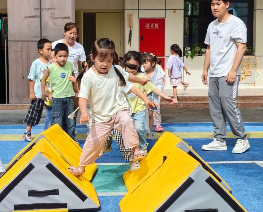 蓬溪县芝溪幼儿园里，萌娃们在老师的指导下练习趣味跑酷。欧欢摄