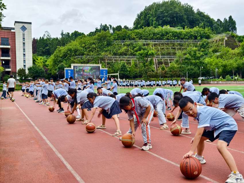 遂宁市蓬溪县问陶实验小学校体育走班课上，三年级的孩子们正在开展各类特色体育项目。欧欢摄