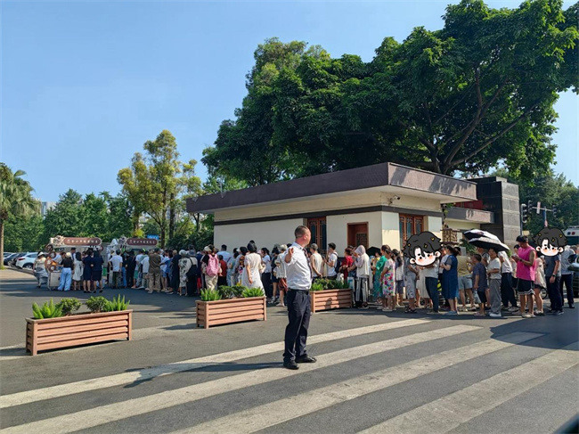 市民有序排队只为购买金牛宾馆的酱肉包。金牛宾馆供图