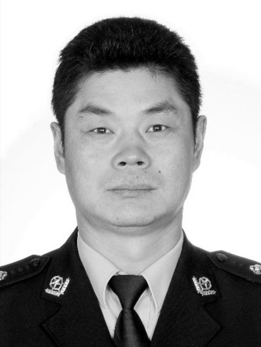成都市优秀共产党员、社区民警张义文。成都公安供图