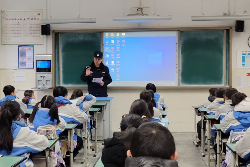 作为学校的法治辅导员，张义文曾为成都双语实验学校的学生上法治课。成都公安供图