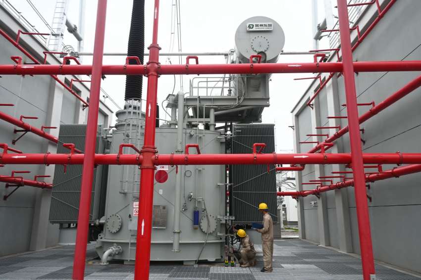 国网内江供电公司员工对大千500千伏变电站主变压器运行状态进行检查。罗国强摄