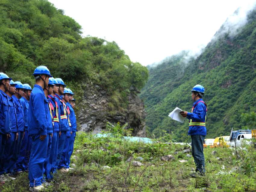 6月24日，国网阿坝供电公司召开班前会，工作负责人逐一明确当日登塔消缺、无人机物资转运作业内容，强调安全注意事项。国网阿坝供电公司供图