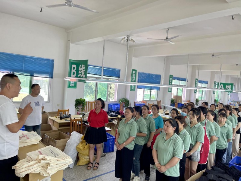 政策解读进园区。梁露供图
