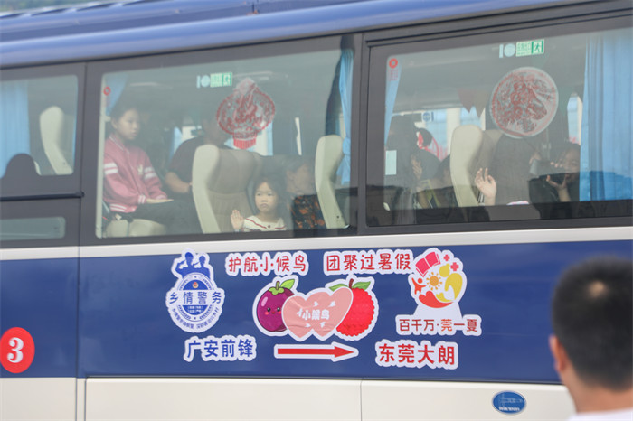 孩子们同家乡亲人告别。前锋融媒供图