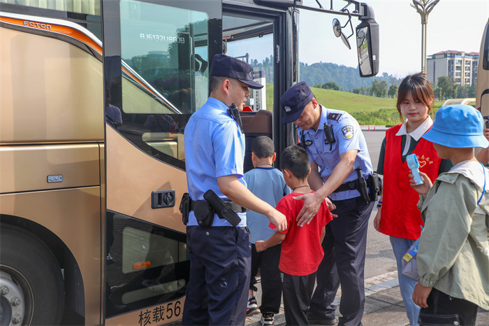 民警护送孩子们安全上车。前锋融媒供图