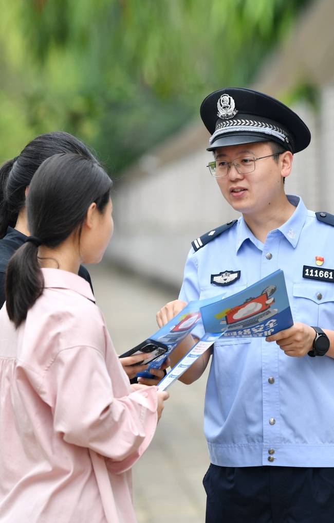 资阳市公安局网络安全保卫支队三大队副大队长李捷兮正在向群众科普网络安全知识。资阳公安供图