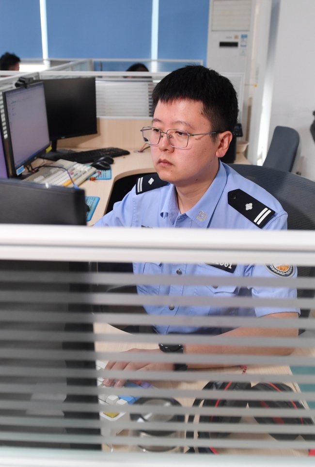 资阳市公安局网络安全保卫支队三大队副大队长李捷兮正在工作中。资阳公安供图