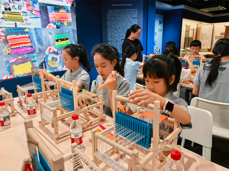 孩子们体验手工织造。张静供图