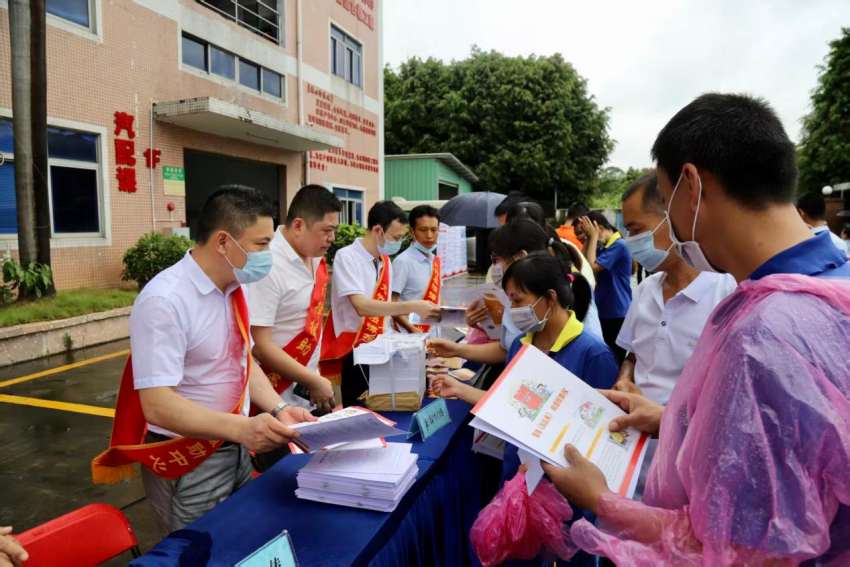 为在粤务工人员提供咨询服务、发放法制宣传册。大竹县驻广东流动党员党委供图