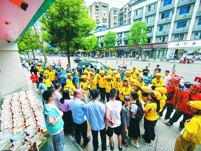 蓬安县总工会为户外劳动者“送清凉”。邓绍瑕摄