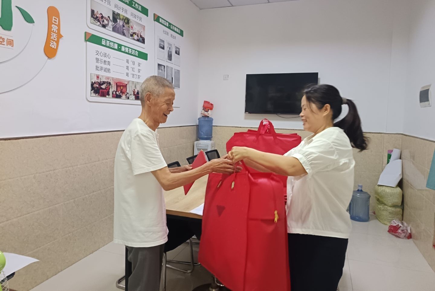 为退役军人党员发放慰问品。自贡市退役军人事务局供图
