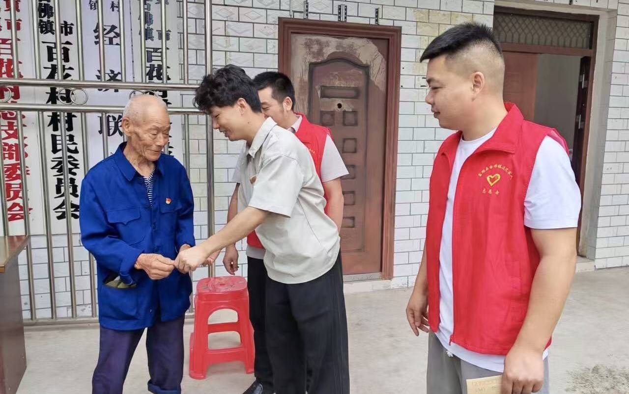 慰问退役军人党员。自贡市退役军人事务局供图