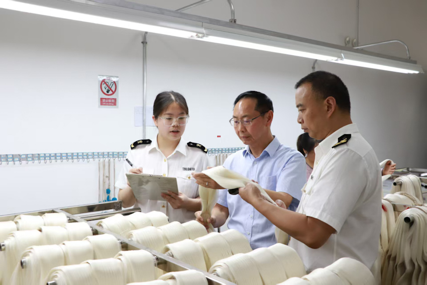 成都海關所屬南充海關關員到四川布碧絲有機農業科技有限公司做生絲出口政策宣講服務。成都海關供圖