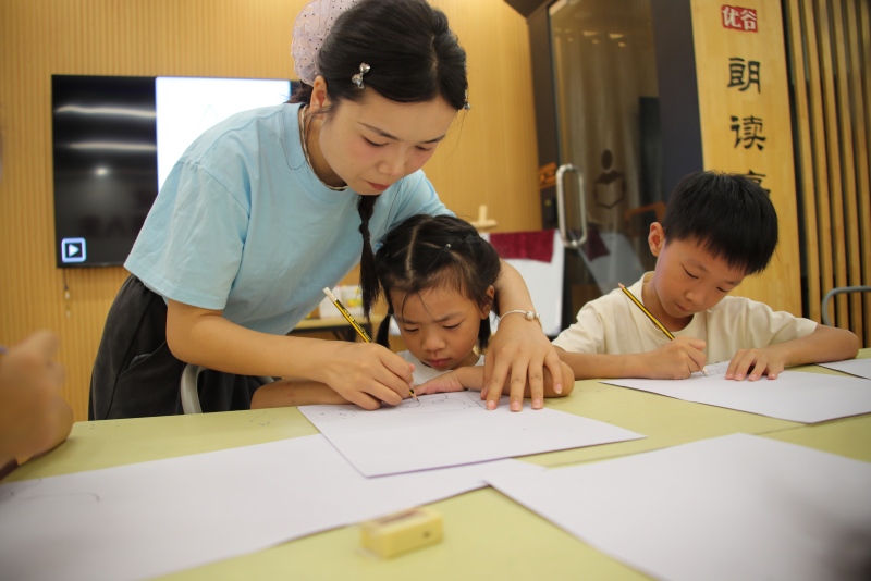 老師正在輔導孩子畫畫。宣漢縣委宣傳部供圖