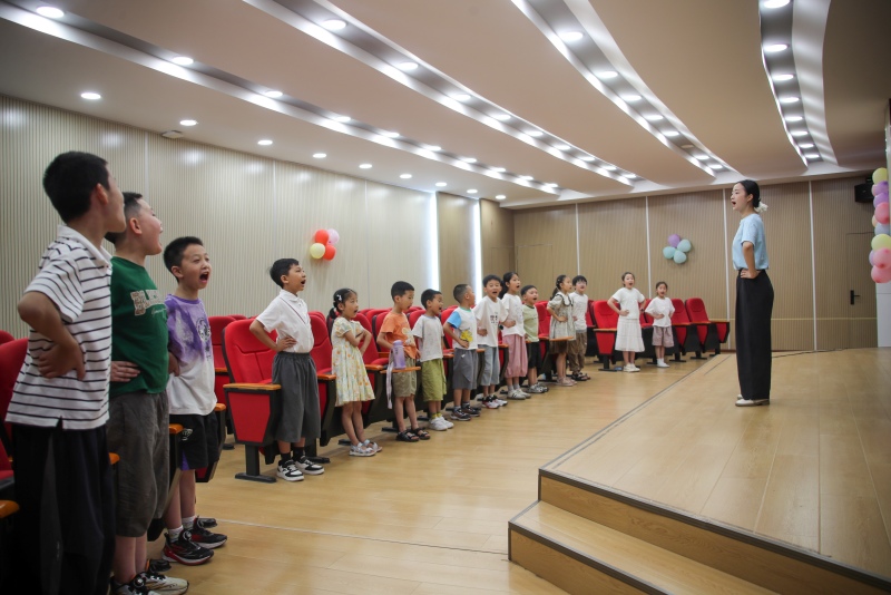 正在上課的老師和孩子。宣漢縣委宣傳部供圖