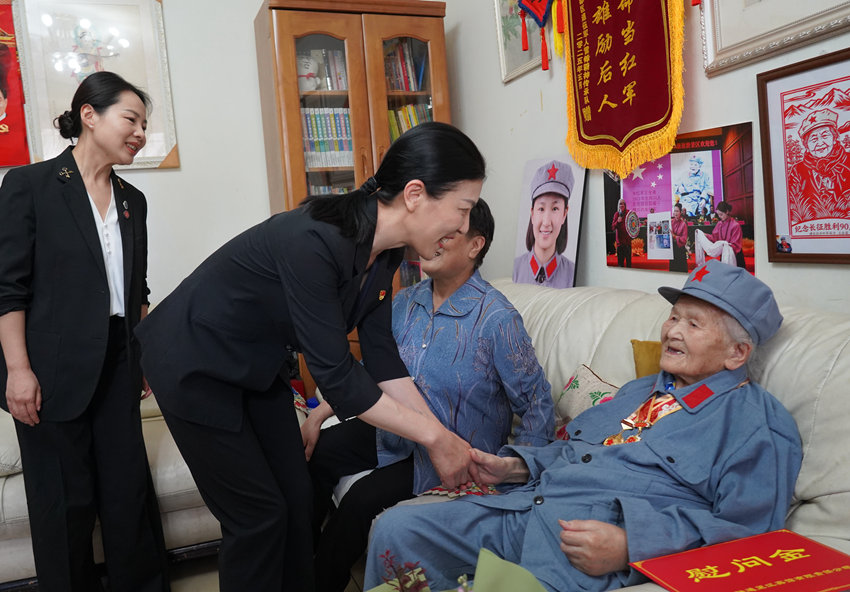 图为慰问现场。受访者供图