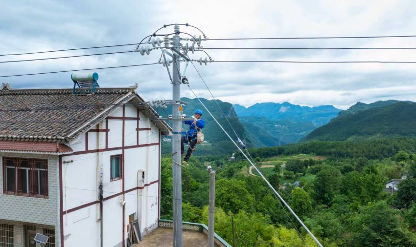 6月23日，國網廣元供電公司曾家供電所在四川省廣元市朝天區麻柳鄉開展10千伏柳臨線農網升級改造施工作業。張超攝