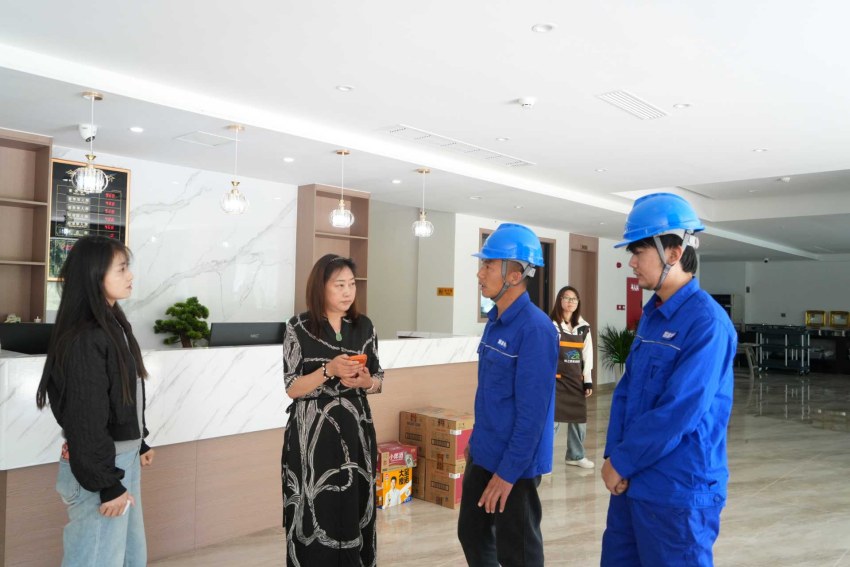 7月7日，國網廣元供電公司曾家供電所供電服務人員走訪悅之然度假酒店。李恆惠攝