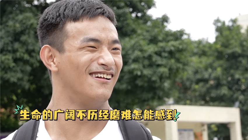 四川凉山的脑瘫少年陈文杰。